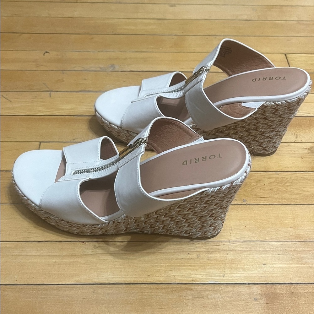 Torrid White Zipper Sandals - Picture 4 of 5